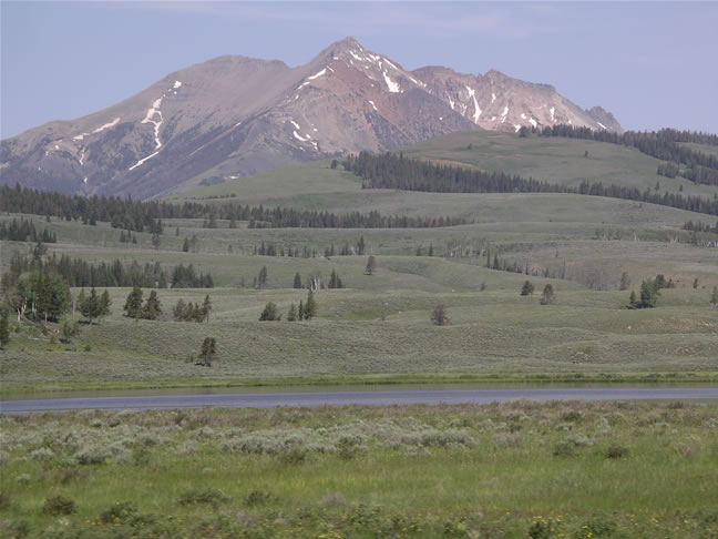 images/F-on the way to Mammoth Hot Spring.jpg